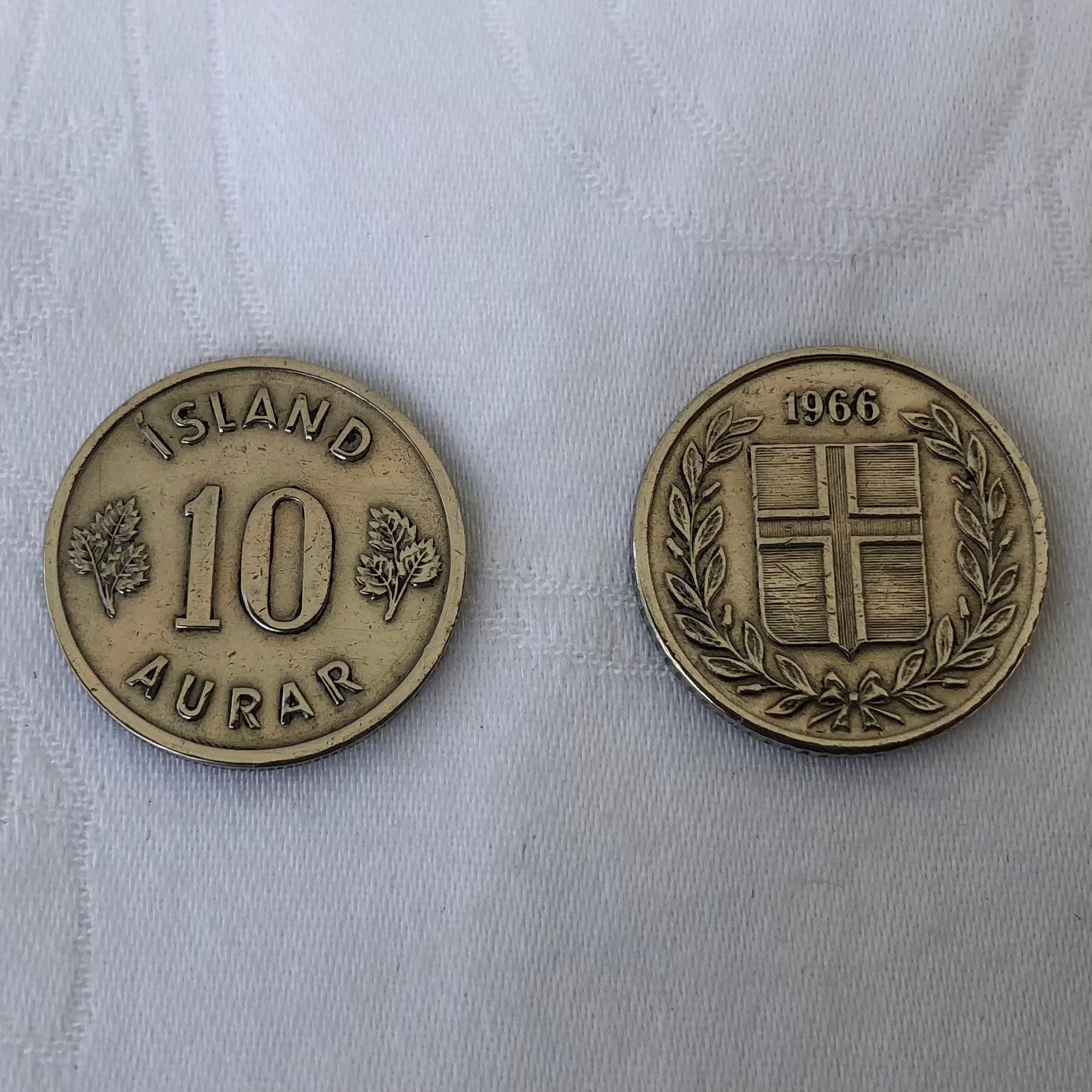 Eyrnalokkar úr íslenskum 10 aurum