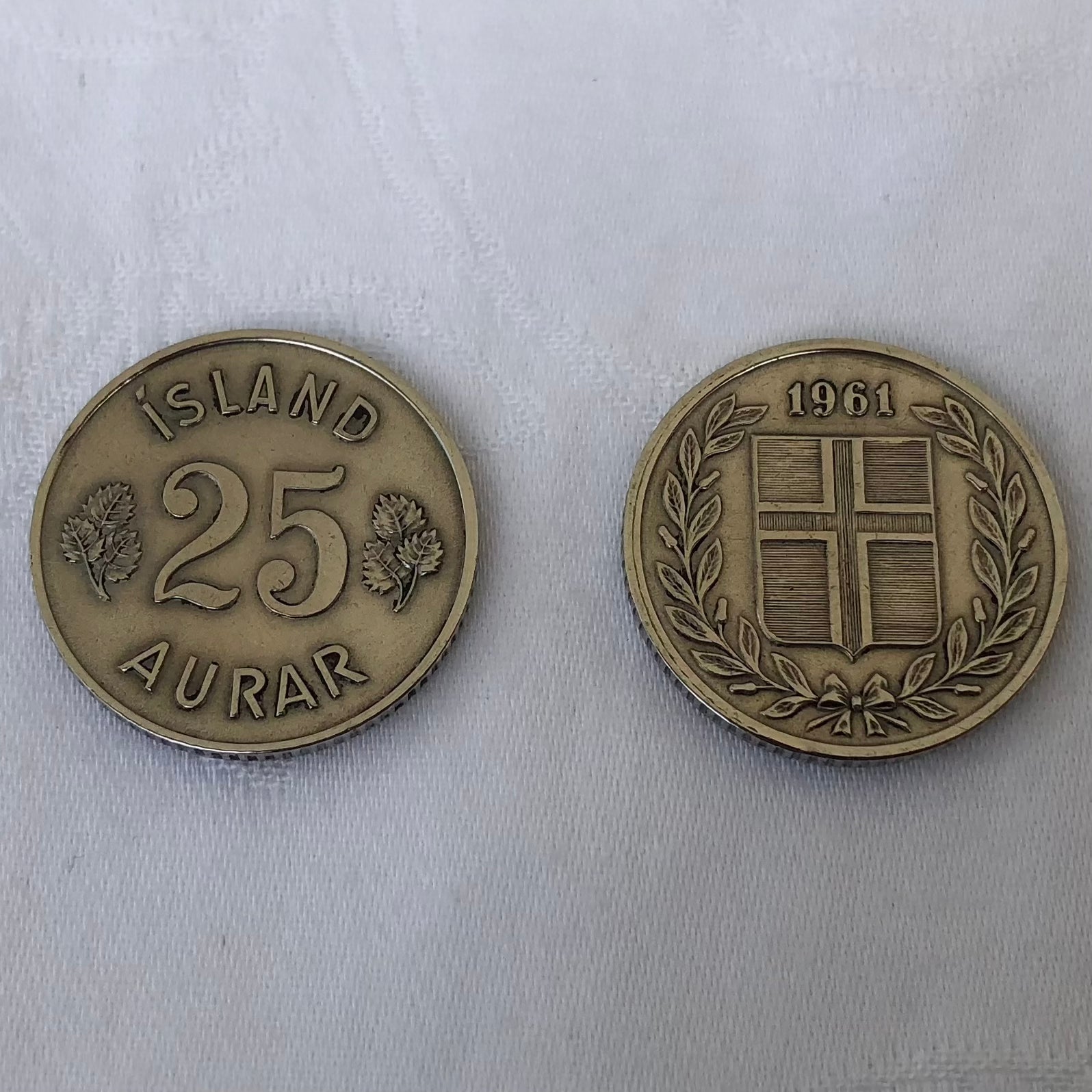 Eyrnalokkar úr íslenskum 25 aurum